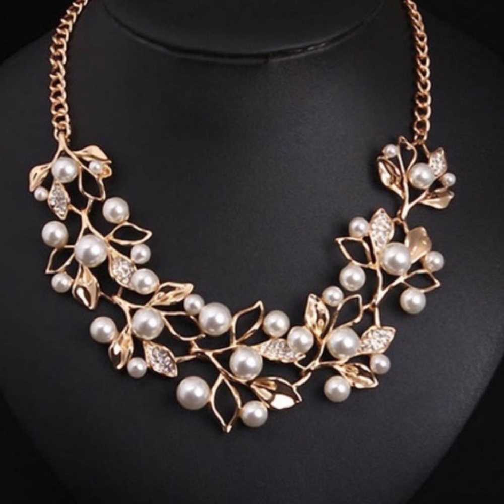 🔥ONE LEFT - SALE🔥Pearl Statement Necklace
